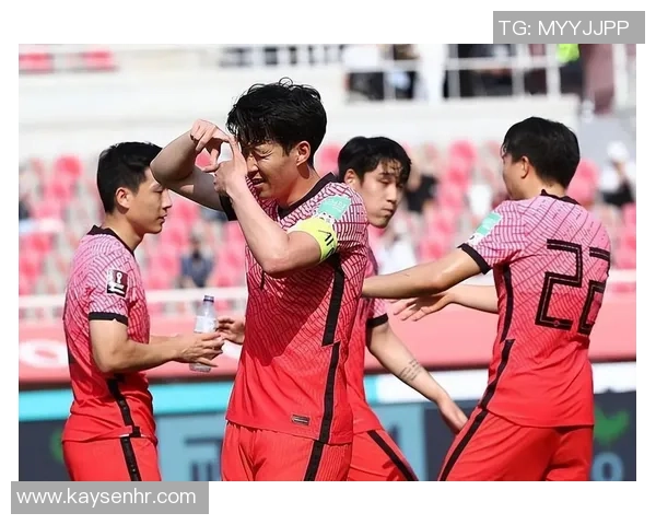 足球明星咬指甲高清图片展现紧张时刻与心理状态的完美结合 足球明星咬指甲高清图片展现紧张时刻与心理状态的完美结合