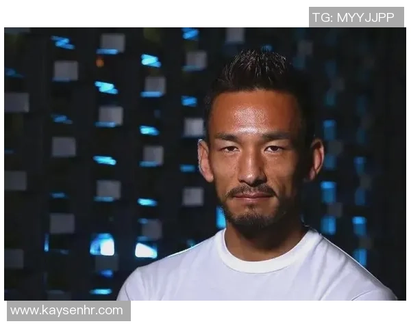 日本型男足球明星的魅力与风采展现足球场上的时尚与激情