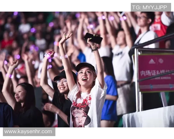 足球明星亲临直播间与粉丝互动分享精彩瞬间和独家秘闻